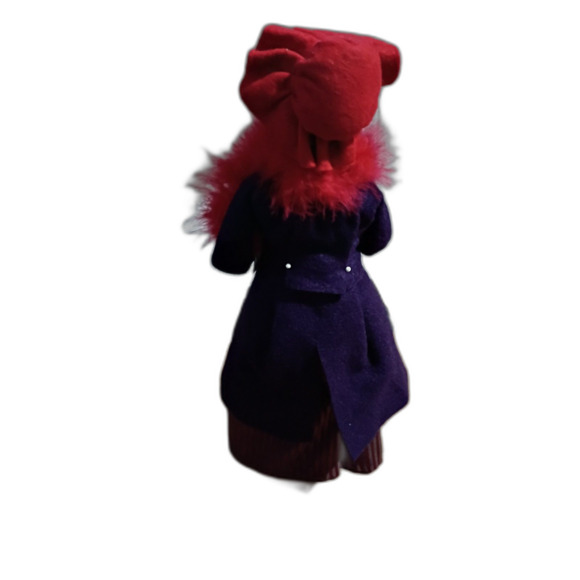 The Carolers 2004 Byers Choice Lady Singer with Feather Boa - Picture 4 of 6